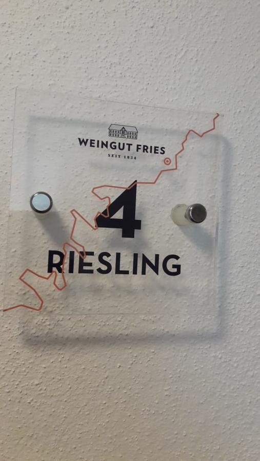 ホテル Weinhaus Fries Kattenes エクステリア 写真